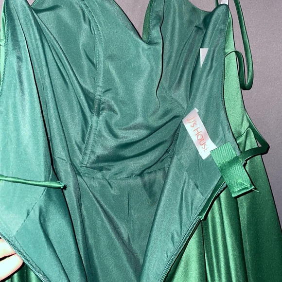 JJ’s House A-Line V-neck Floor-Length Satin Prom Dresses #234432 green size 4 - Picture 7 of 7